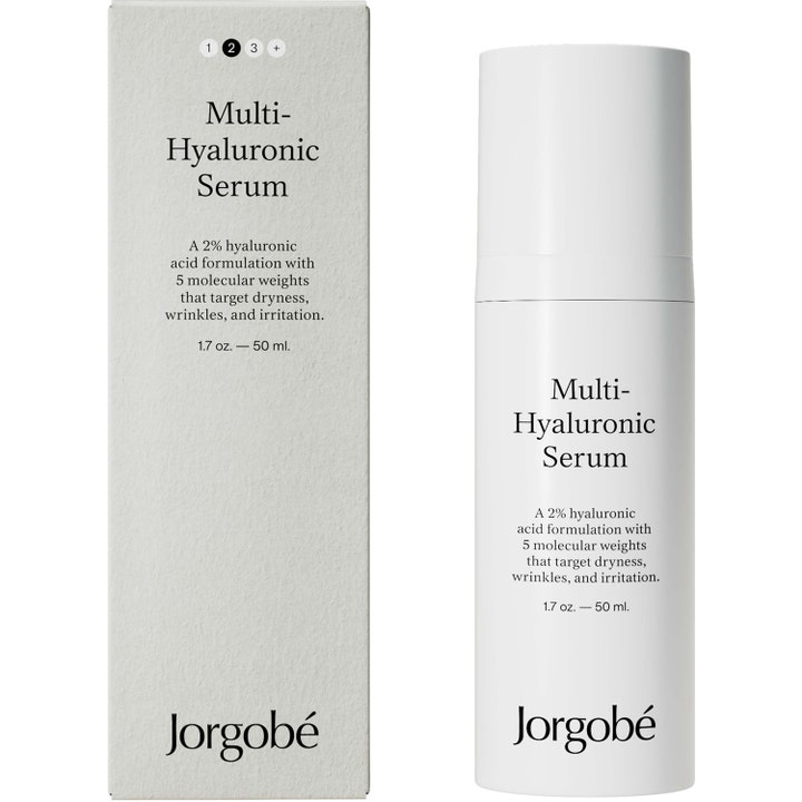 Jorgobé Multi-Hyaluronic Serum 50 ml fugtgivende serum mod tørhed i hvid pumpeflaske og tekstureret gråhvid æske.