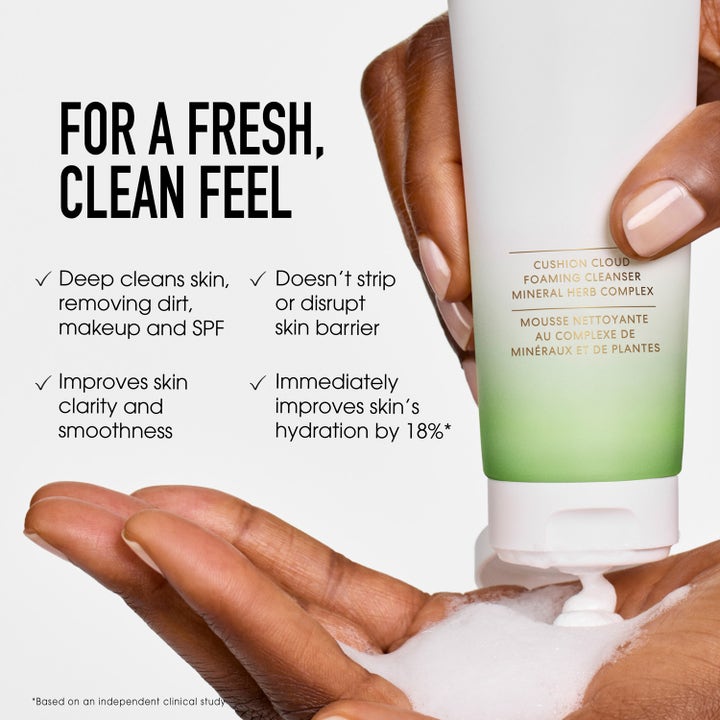 bareMinerals Skinlongevity Plush Gentle Foaming Cleanser 120 ml rengøringsskum med hvidt Cushion Cloud skum i hånden