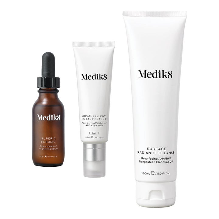 Medik8 hudplejesæt med rens serum og dagcreme der giver glød og beskyttelse i hvide tuber og brun glasflaske