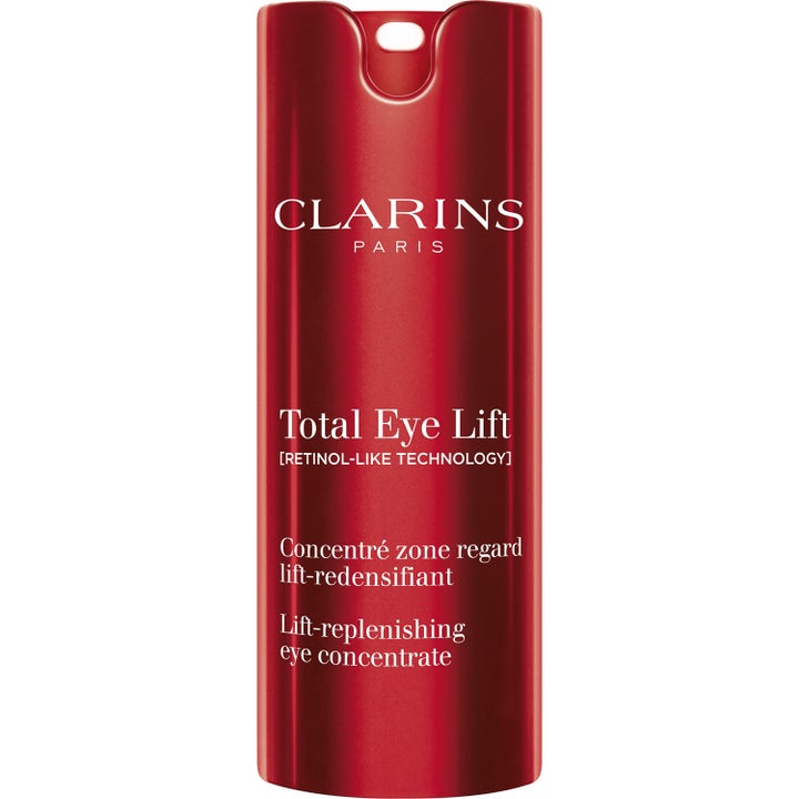 Clarins Total Eye Lift opstrammende øjencreme der løfter huden i en elegant rød metallisk flaske med hvid tekst