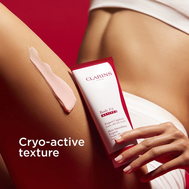 Clarins Body Fit Active 200 ml hududglattende bodylotion viser lyserød cryo-active tekstur påført på benet.