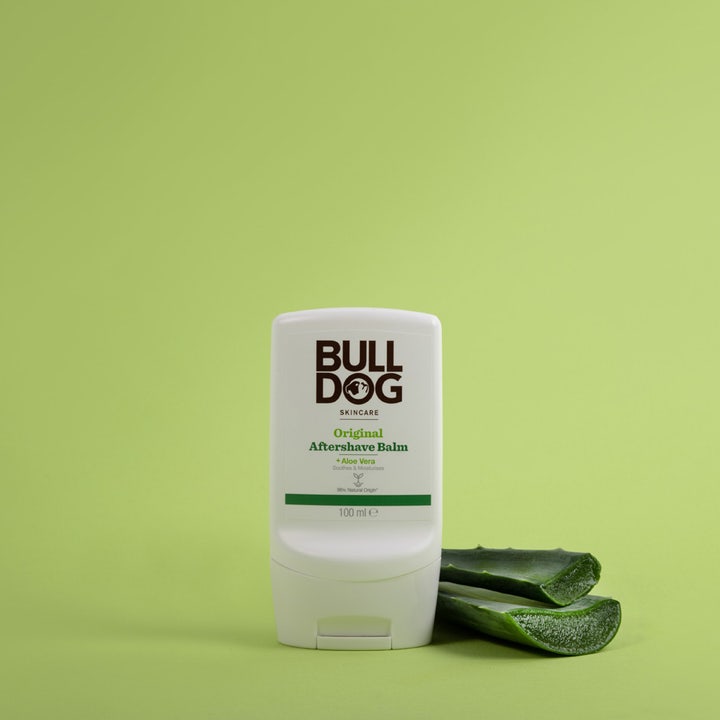 Bulldog Original After Shave Balm 100 ml beroligende aftershave i hvid tube med friske aloe vera blade
