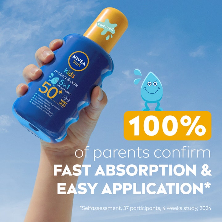 NIVEA Sun Protect & Care Kids Spray 200 ml solcreme til børn SPF 50 i blå sprayflaske holdt mod himlen