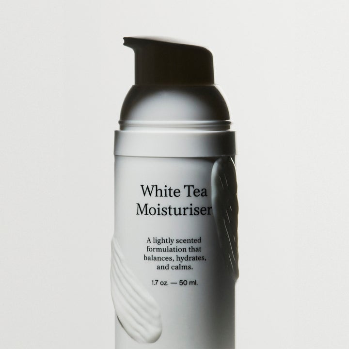 Jorgobé White Tea Moisturiser 50 ml fugtgivende ansigtscreme i hvid pumpeflaske med sort top og cremet tekstur