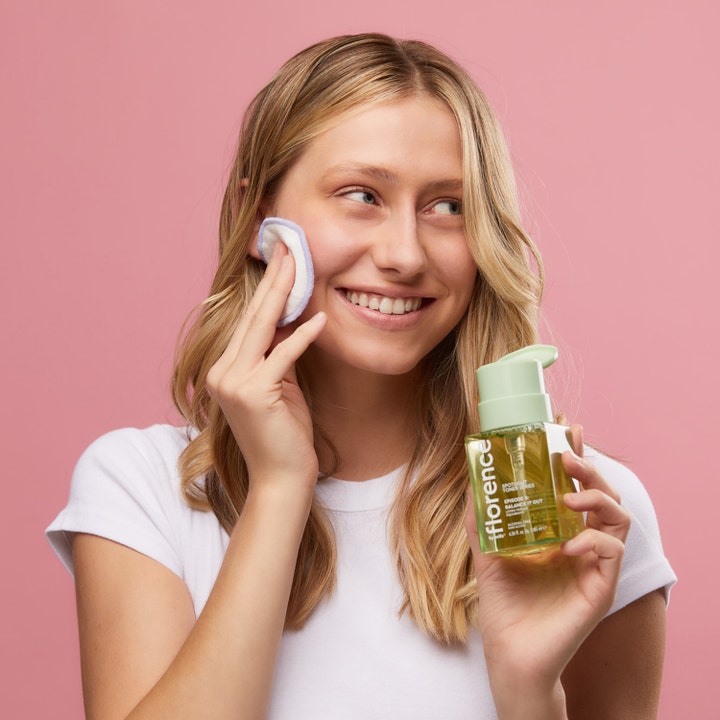 Florence by Mills Spotlight Toner Series 3 Balance It Out 185 ml afbalancerende toner påført med en vatrondel.