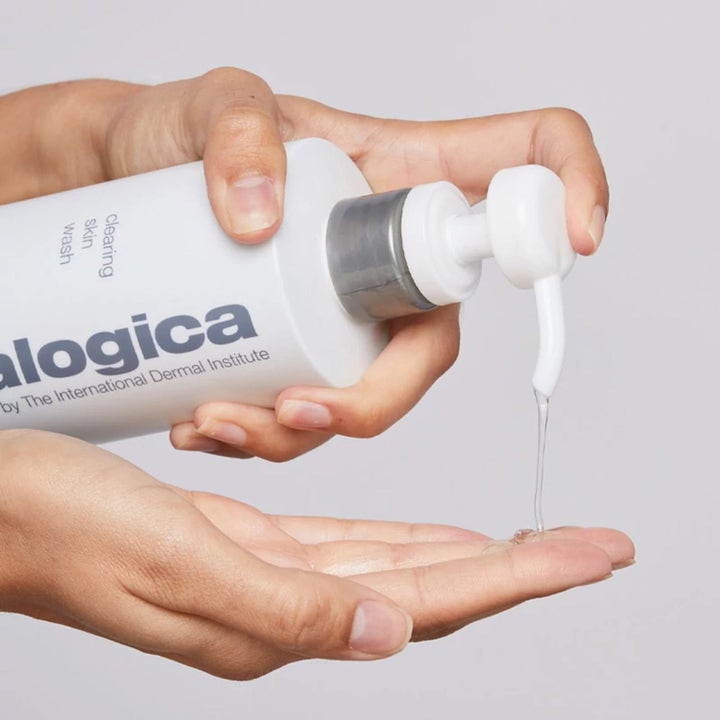 Dermalogica Clearing Skin Wash Duo 2x250 ml ansigtsvask med salicylsyre pumpes som klar gel ud i en hånd