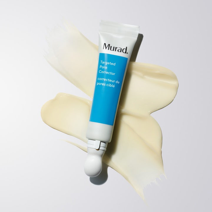 Murad Targeted Pore Corrector 15 ml spot treatment i hvid og blå tube ovenpå cremet gul tekstur