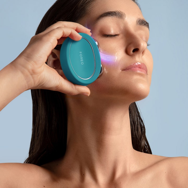 FOREO BEAR 2 Evergreen 1 stk ansigtsløftende mikrostrømsenhed anvendes af en kvinde for fastere hud