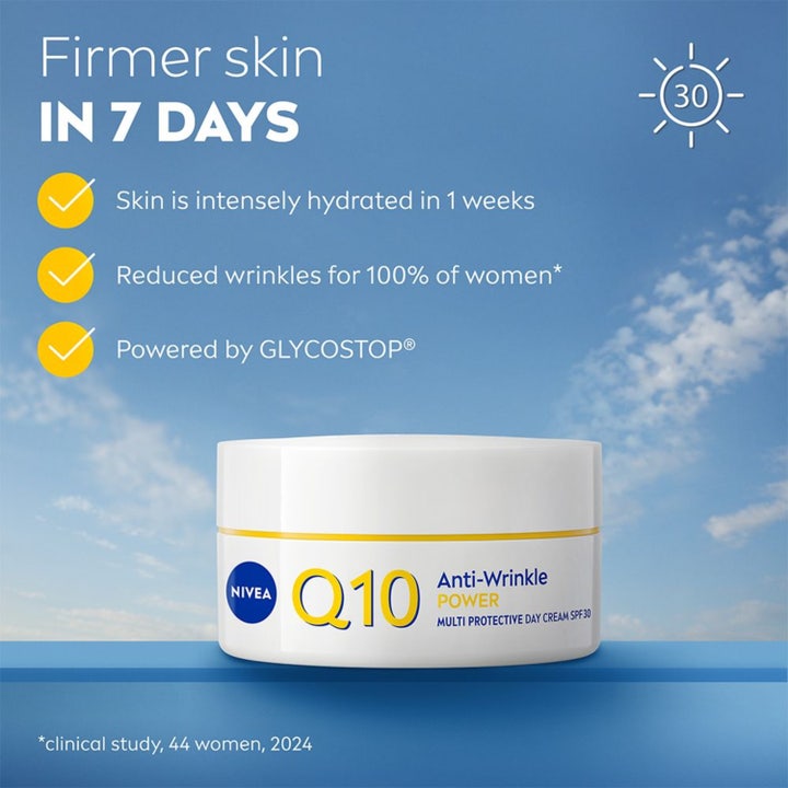 NIVEA Q10 Power Firming Day Cream 50 ml i hvid krukke med SPF 30 mod rynker i en blå himmel-setting