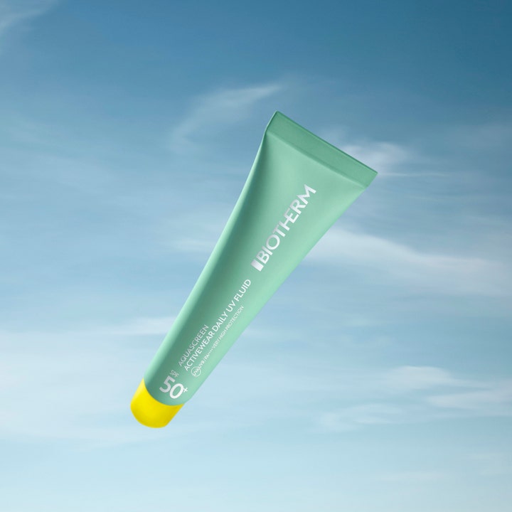 Biotherm Aquascreen Uv Daily SPF50 40 ml solcreme til ansigtet i lysegrøn tube mod en blå himmel med hvide skyer.
