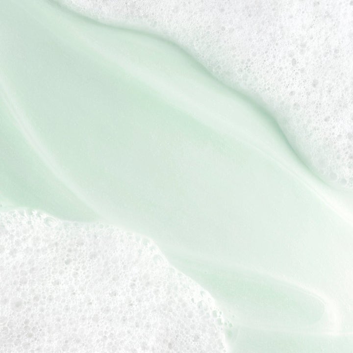 Biotherm Two-Minute Routine hudpleje med en kølende lysegrøn geltekstur og luftigt hvidt renseskum