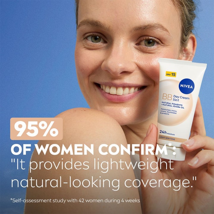 NIVEA BB Tinted Moisturiser 50 ml fugtgivende dagcreme med SPF 15 giver let dækning på smilende kvinde.