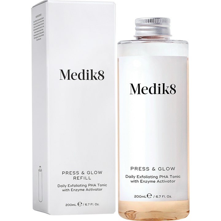 Medik8 Press & Glow Refill 200 ml eksfolierende PHA-tonic giver glød i gennemsigtig flaske med hvid æske