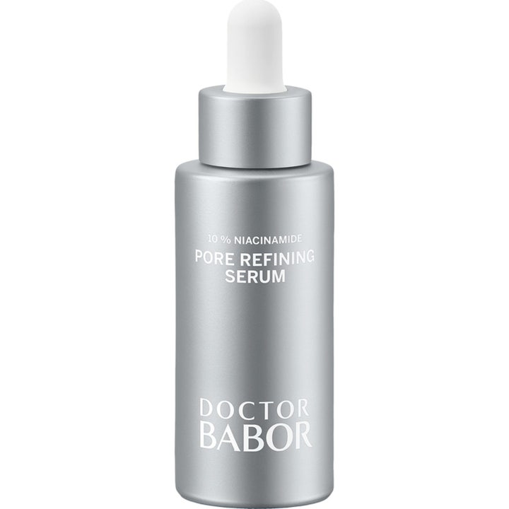 Doctor Babor Pore Refining Serum 30 ml minsker porer med 10% niacinamide i en mat sølvfarvet flaske med pipette