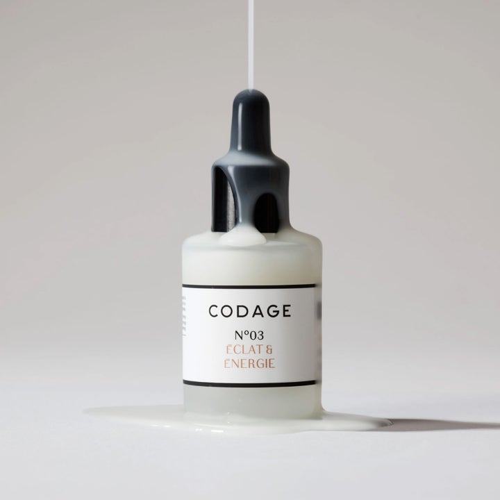 Codage Paris The Serum N°03 Radiance & Energy 30 ml ansigtsserum der flyder over en hvid glasflaske