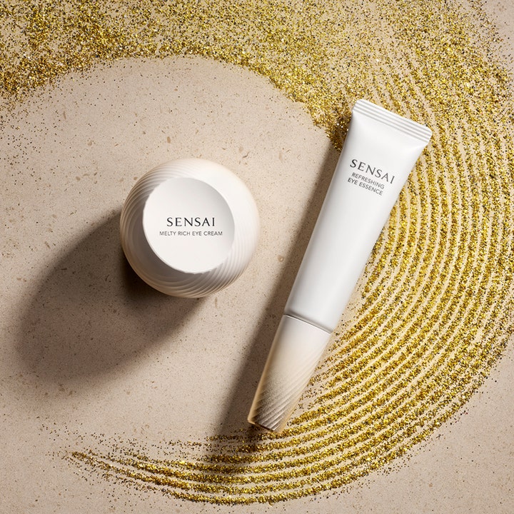 Sensai Refresh Eye Essence Refill 20 ml opfriskende øjenpleje hvid tube og krukke i en hvirvel af guldglimmer
