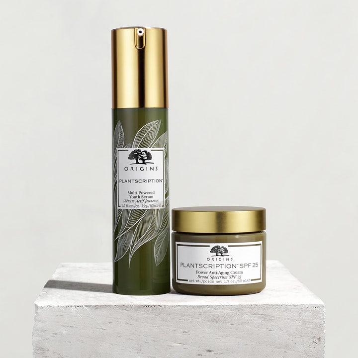 Origins Plantscription Multi-Powered Youth Serum 30 ml anti-aging serum og creme på en hvid stenblok
