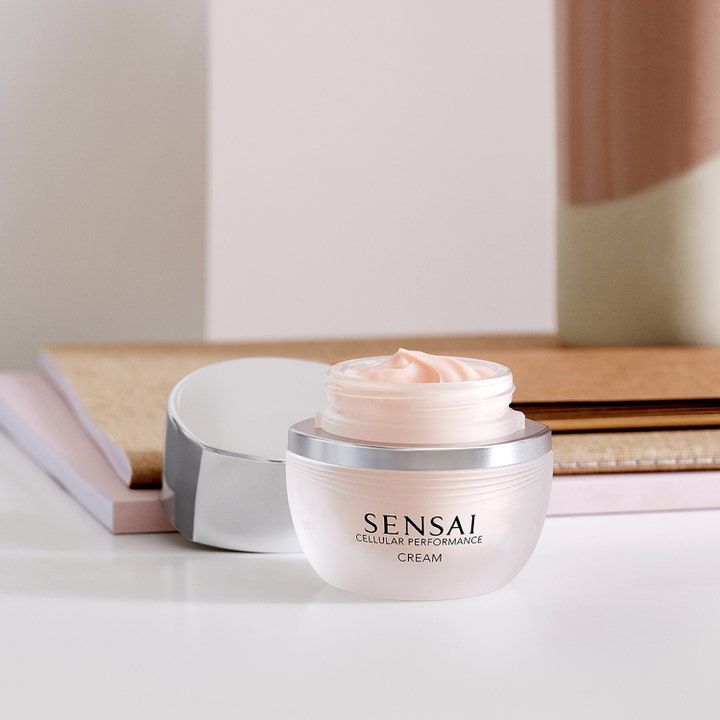 Sensai Cellular Performance Cream 40 ml anti-age dagcreme i krukke med ferskenfarvet tekstur og sølvlåg