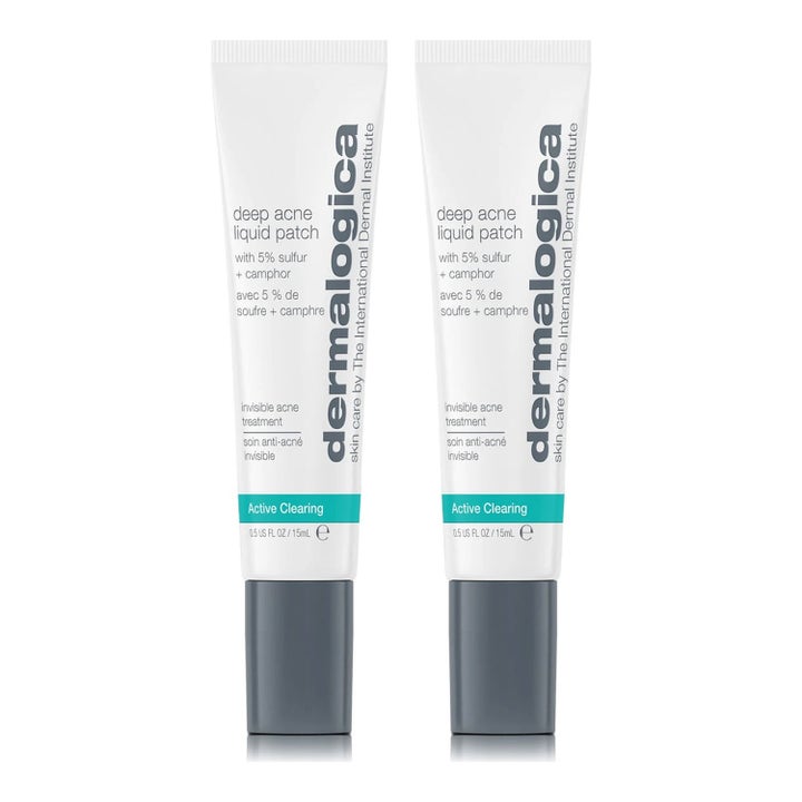 Dermalogica Deep Acne Liquid Patch 15 ml aknebehandling mod urenheder vist i to hvide tuber med grå låg og blå detaljer.