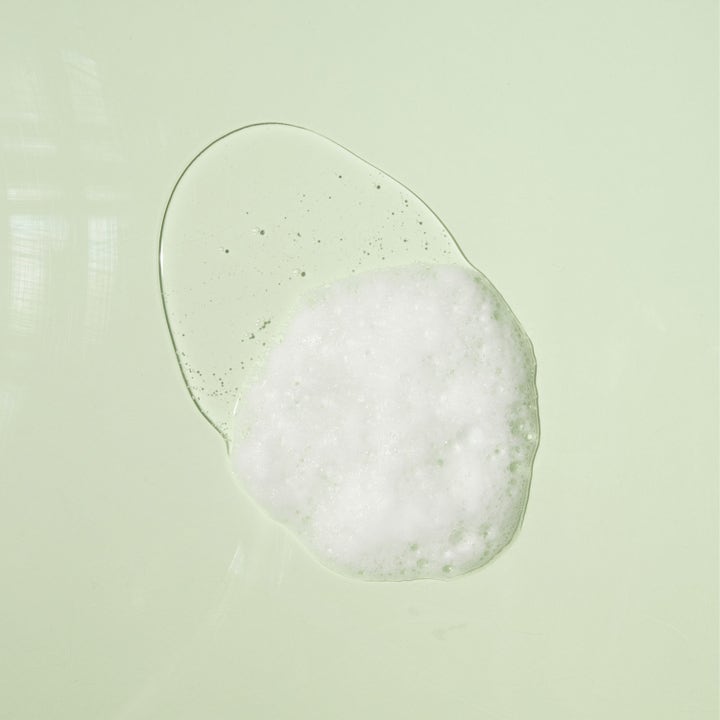Dr. Ceuracle Tea Tree Purifine Cleansing Foam 150 ml renseskum med hvidt skum og klar geltekstur på grøn baggrund