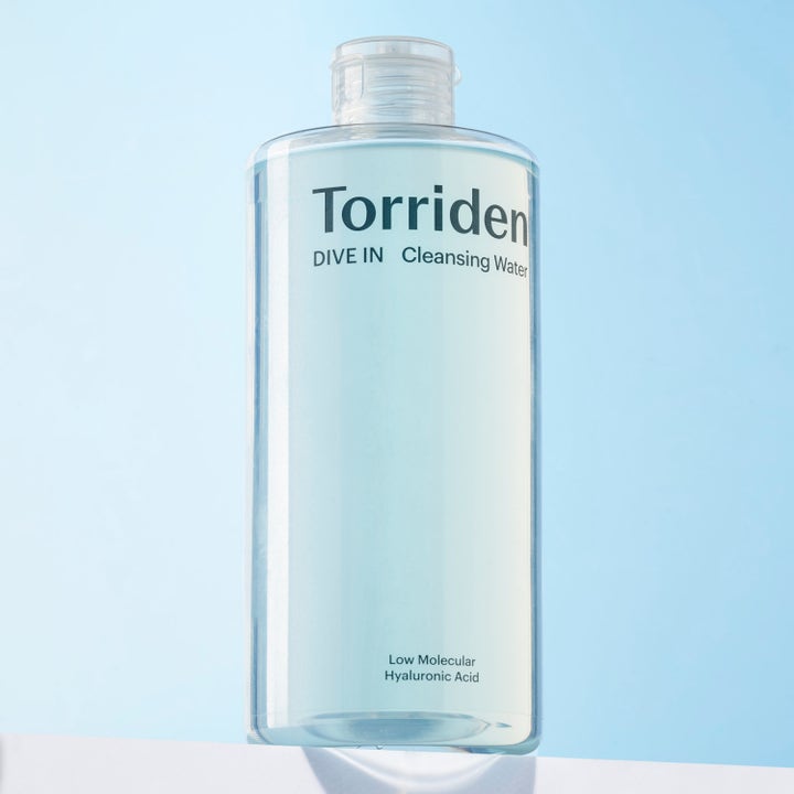 Torriden DIVE-IN Cleansing Water 400 ml fugtgivende ansigtsrens i gennemsigtig flaske mod blå baggrund.