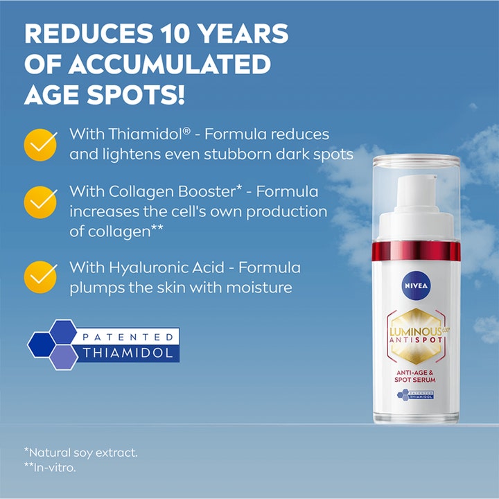 NIVEA LUMINOUS 630 Anti-Age & Dark-Spot Serum 30 ml reducerer pigmentpletter i hvid pumpeflaske mod blå himmel