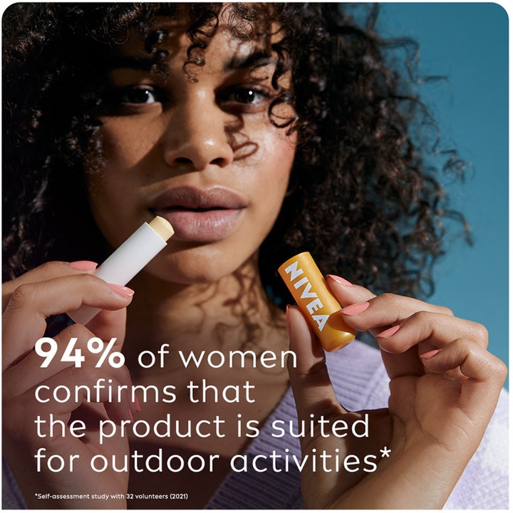 NIVEA Sun Protect Sunstick 4 g solstift beskytter læberne vist på en kvinde med tekst om outdoor activities