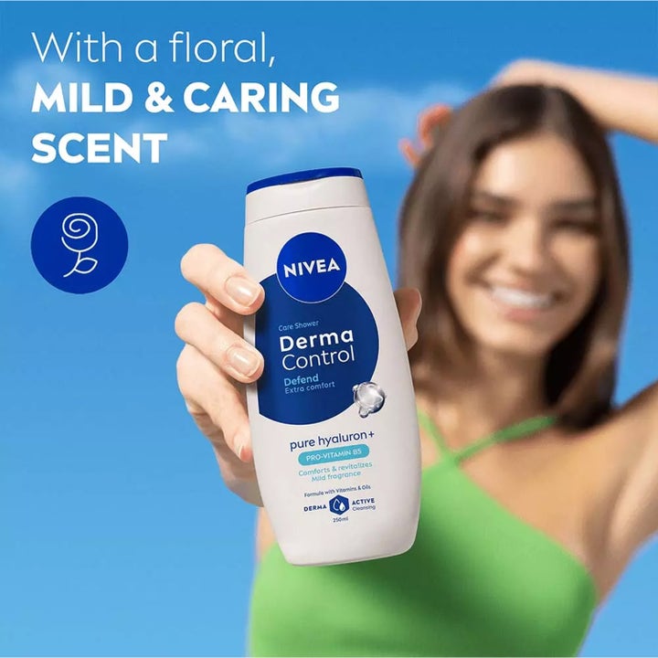 NIVEA Derma Control Defend Shower 250 ml bodyshampoo med hyaluron og blomsterduft i hvid flaske holdt af en kvinde