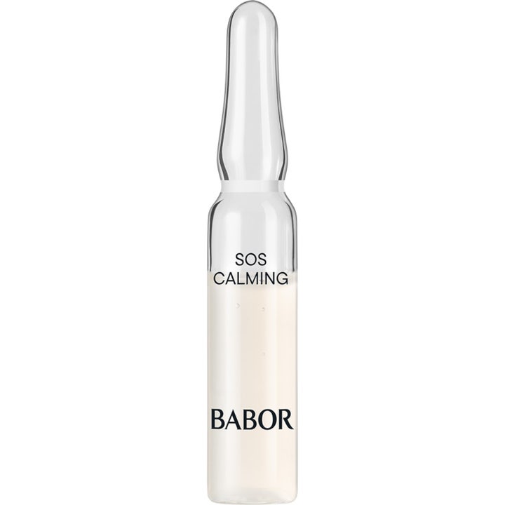 Babor SOS Calming 2 ml beroligende ansigtsserum i en klar glasampul med hvidlig væske der dæmper rødme