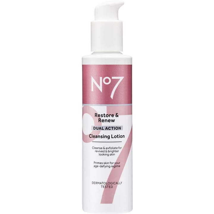 No7 Restore & Renew Dual Action Cleansing Lotion 200ml eksfolierende rens i hvid pumpeflaske med lyserøde detaljer