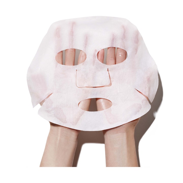 Erborian Bamboo Shot Mask 15 g fugtgivende sheet mask i hvidt tekstil holdes frem af to hænder