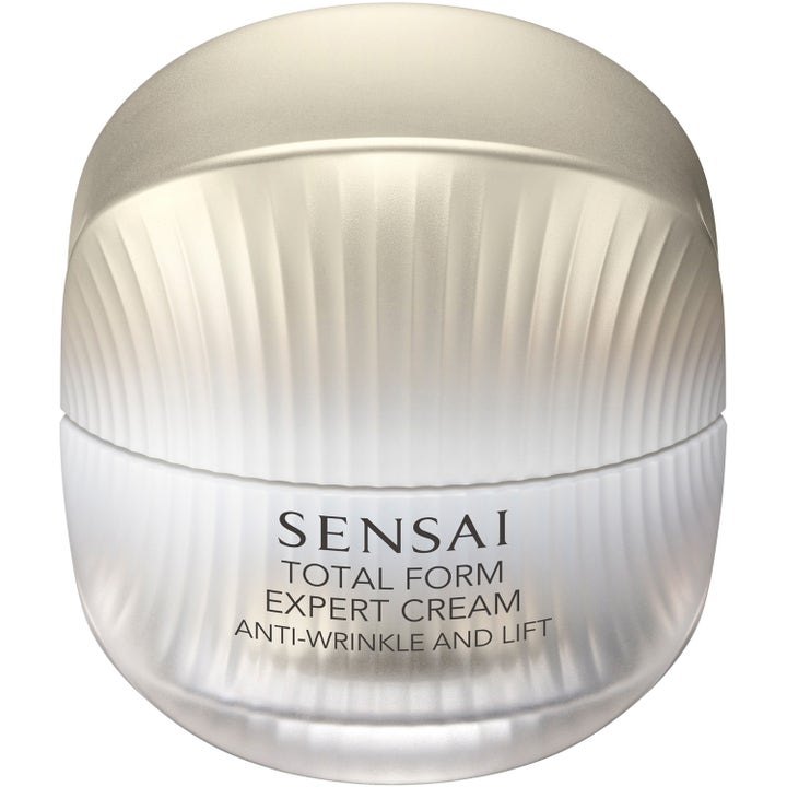 Sensai Total Form Expert Cream opstrammende ansigtscreme mod rynker i elegant perlemorshvid krukke med rillet låg.