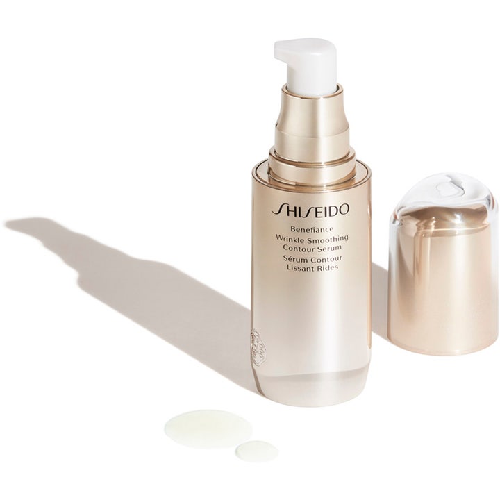 Shiseido Benefiance Wrinkle Smoothing Serum 30 ml i guldflaske med pumpe og let tekstur ved siden af
