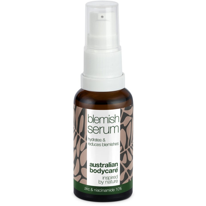 Australian Bodycare Blemish Serum mod urenheder i en brun glasflaske med hvid pumpe og gennemsigtigt låg.