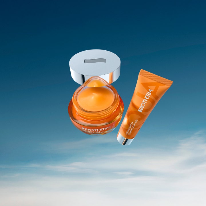 Biotherm Aquasource Vitamin Glow Gel 30 ml ansigtscreme og tube svævende mod en blå himmel med skyer