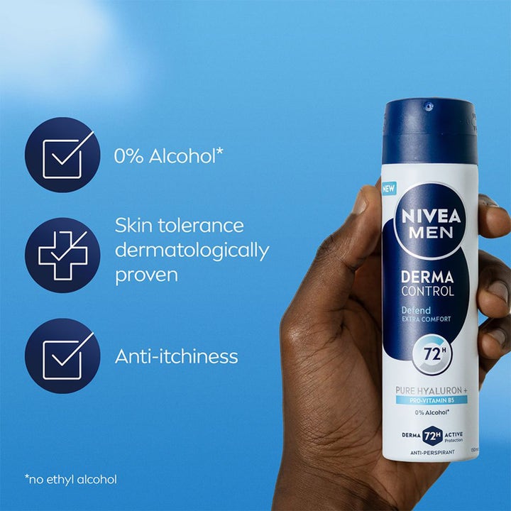 NIVEA Derma Control Defend 150 ml antiperspirant spray mod kløe i hvid flaske holdt af en hånd med blå baggrund.