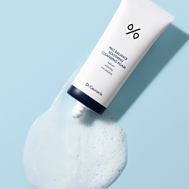 Dr. Ceuracle Pro Balance Soothing Cleansing Foam 150 ml mild pH ansigtsrens med hvidt skum på lyseblå baggrund