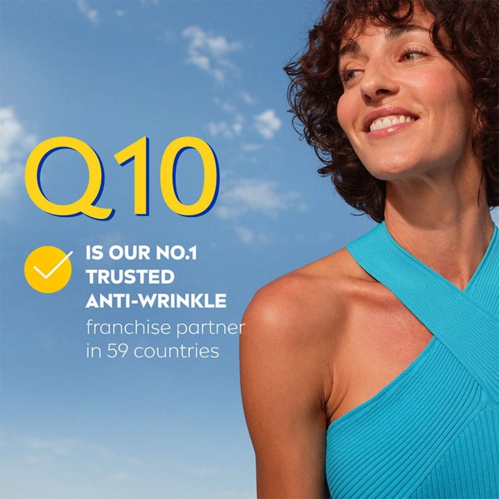 NIVEA Q10 Power Anti-Wrinkle Day Cream 50 ml fugtgivende rynkecreme vist med smilende kvinde mod blå himmel