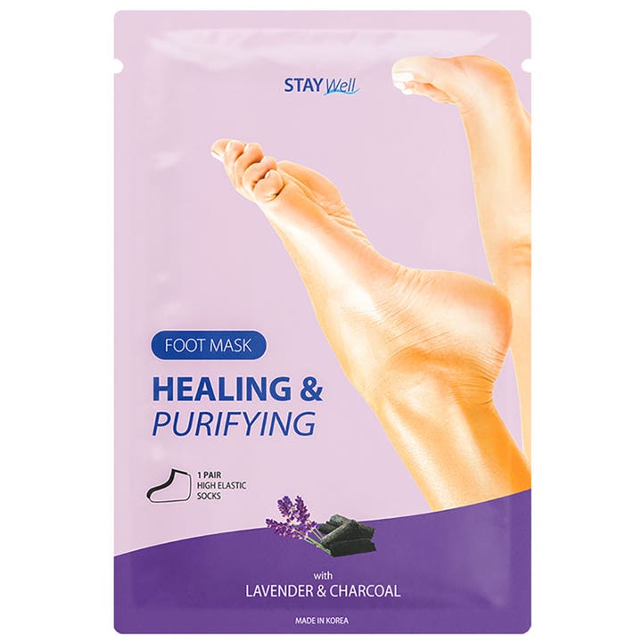 STAY Well Healing & Purifying Foot Mask 1 par rensende fodmaske i lilla pose med fødder lavendel og aktivt kul