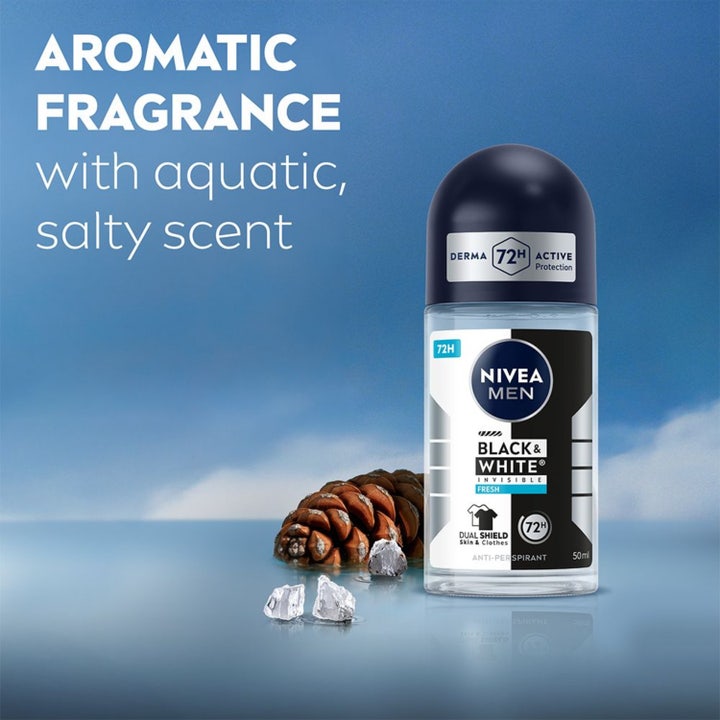NIVEA Black & White Fresh 50 ml roll-on deodorant med anti-stain formula og 48H protection omgivet af vanddråber