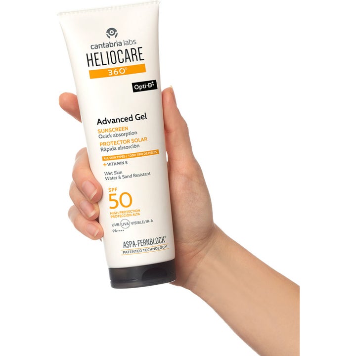 Heliocare Advanced Gel 250 ml fugtgivende solcreme med SPF 50 i hvid tube med orange detaljer holdt af en hånd.