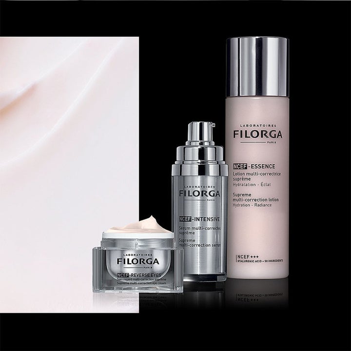 Filorga NCEF Lifting & Firming hudplejesæt med øjencreme, serum og essence ved siden af en lyserød cremetekstur.