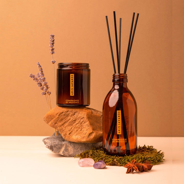 Compagnie de Provence Anise Lavender duftlys og diffuser i brune glasflasker med tørret lavendel og mos.