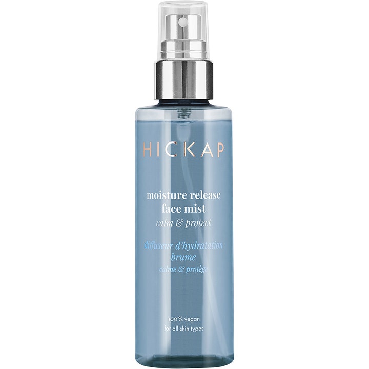 Hickap Moisture Release Face Mist 100 ml fugtgivende ansigtsspray i en blå gennemsigtig flaske med sølvpumpe.