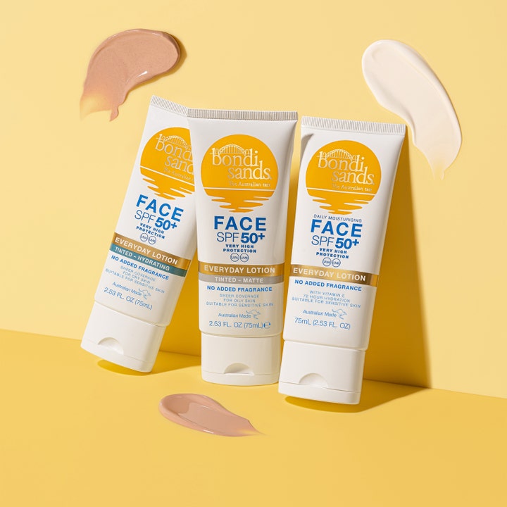 Bondi Sands SPF50+ Everyday Matte Tinted Face Lotion 75 ml mat tonet solcreme i hvide tuber med cremede swatches
