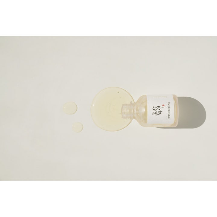Beauty of Joseon Glow Serum glødgivende hudpleje med en gylden flydende tekstur der flyder fra flasken