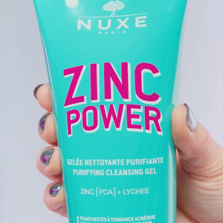Nuxe Zinc Power Purifying Cleansing Gel 150 ml rensende ansigtsvask med zink og lychee i turkis tube holdt i en hånd