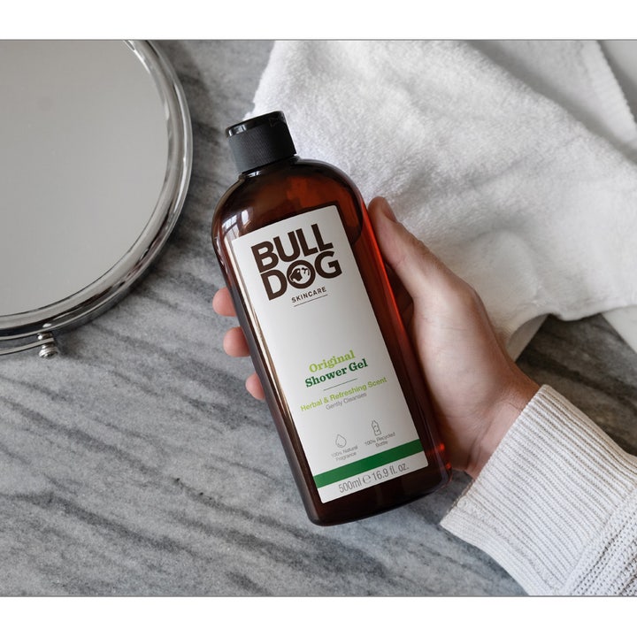 Bulldog Original Shower Gel 500 ml forfriskende brusegel i brun genanvendt flaske holdt i hånden på badeværelset.