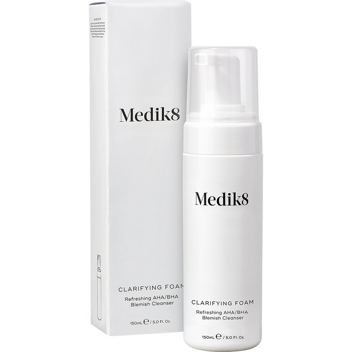 Medik8 Clarifying Foam 150 ml eksfolierende rengøringsskum mod urenheder i hvid pumpeflaske og hvid æske.