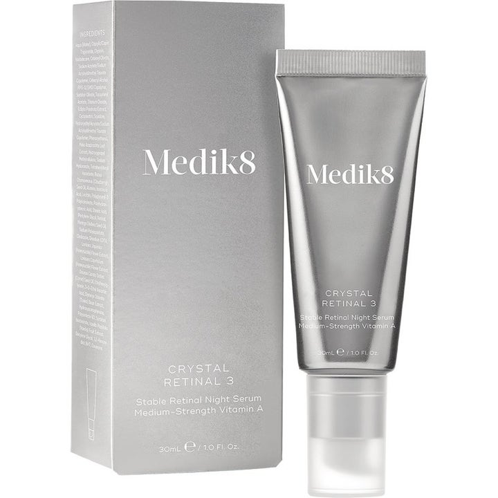 Medik8 Crystal Retinal 3 30ml natserum med A-vitamin i sølvfarvet tube og matchende æske.